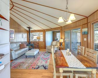 Mountaintop Mars Hill Cabin with Wraparound Deck! - Mars Hill - Living room