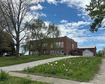 A Class-y & spacious 1500 square foot retreat in a century old brick schoolhouse - Oskaloosa - Edificio