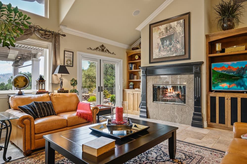 A Taste of Tuscany -Just 5 Minutes to Golf and Wine Tasting - Fallbrook - Living room
