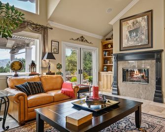 A Taste of Tuscany -Just 5 Minutes to Golf and Wine Tasting - Fallbrook - Living room