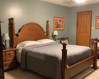 Outdoor family time on the patio, at the pool-pool house, or on the boat dock! - Lexington - Slaapkamer