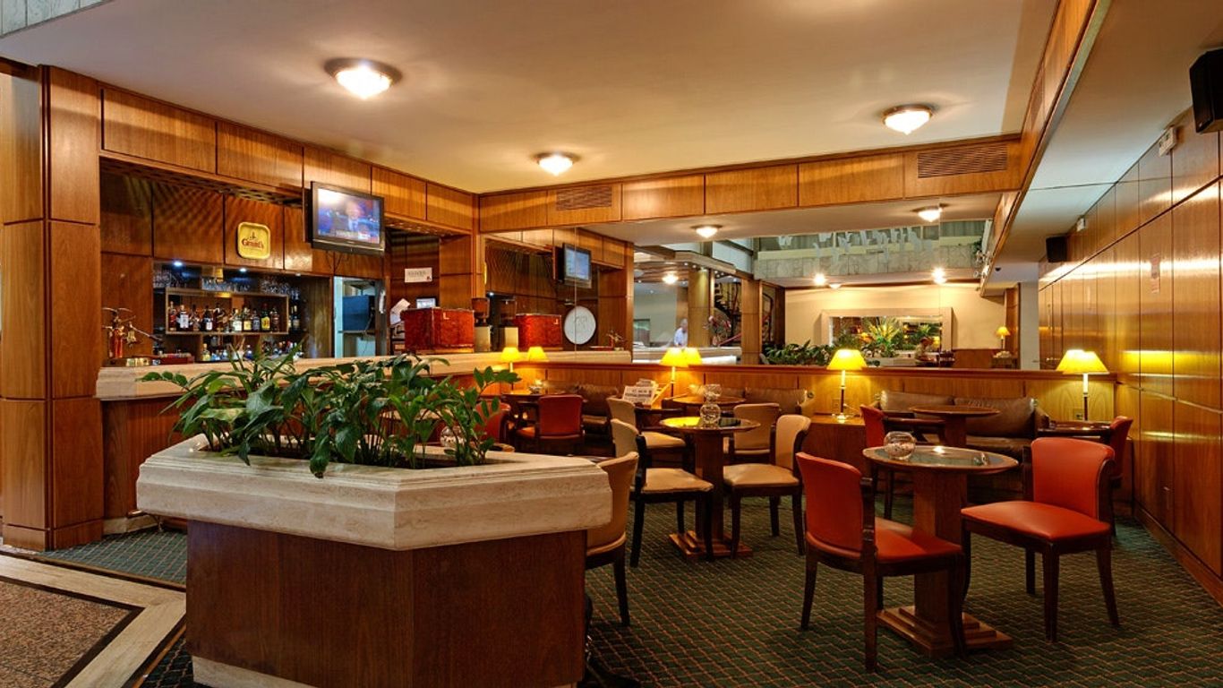 Balmoral Plaza Hotel