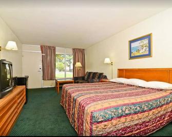 Americas Best Value Inn Wilson - 1 King Bed Smoking (Ground Floor) - Wilson - Bedroom