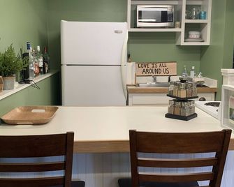 Spacious 1 Bedroom Apt - 3 min Walk to the Beach! - Oak Bluffs - Kitchen