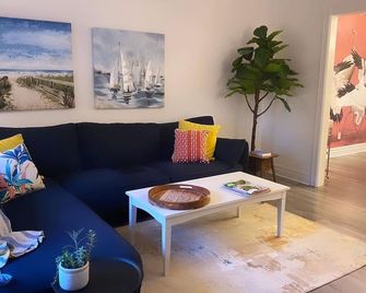 Modern Beach House long stay discounts - Sarnia - Living room