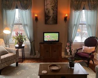 1 Br Private Victorian Apt in convenient City location on half acre sleeps 4 - Poughkeepsie - Sala de estar