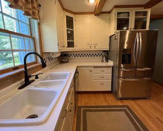 Lakeside Retreat On Cove Bay - Perfect For Families! - Onamia - Kitchen