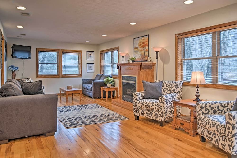 Riverfront Elkins Home w/ Fireplace & Deck! - Elkins - Wohnzimmer