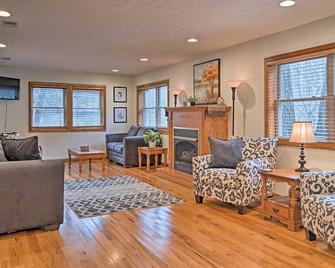 Riverfront Elkins Home w/ Fireplace & Deck! - Elkins - Вітальня