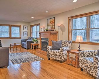 Riverfront Elkins Home w/ Fireplace & Deck! - Elkins - Wohnzimmer