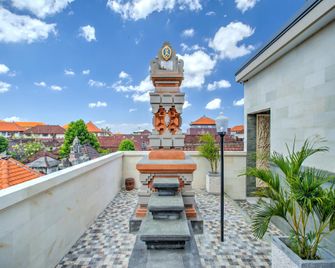 OYO 3897 Fajar Guest House - North Kuta - Ban công