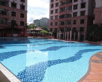 Marina Court Resort Condominium Kota Kin - Kota Kinabalu - Pool