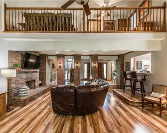 Edith's Farm-Peaceful countryside home on 5 acres - Gallatin - Huiskamer