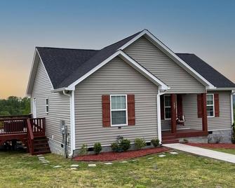 Pet-Friendly, Great Guest Suite With Private Entry & Deck! Only 25 Mins From Downtown Nashville! - Ashland City - Building