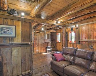 Pet-Friendly Countryside Cottage with Fire Pit! - Fond du Lac - Living room