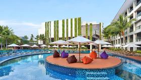 巴厘島勒吉安斯通酒店，傲途格精選 - 庫塔 - 游泳池