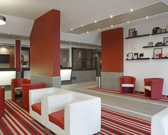 B&B Hotel Trento - Trento - Resepsjon