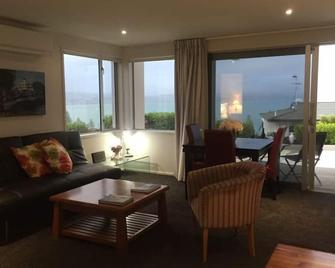 Stunning north-facing city and sea views - Napier - Living room