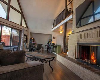 Lakehouse Retreat with Hot Tub - Alvarado - Living room