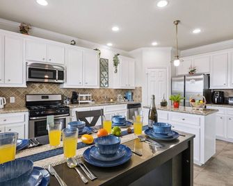 Charming bayside retreat waterfront 2-bedroom 2 full bath house with WiFi, AC - Seabrook - Kitchen