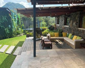 Private house in lake Atitlan WiFi, Jacuzzi, Sauna, Pool, Water Toys, - Sololá - Patio