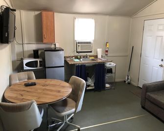 Dock Life Cottage 10 - Riverside, 2 Bedroom, Wasaga - Wasaga Beach - Restaurant
