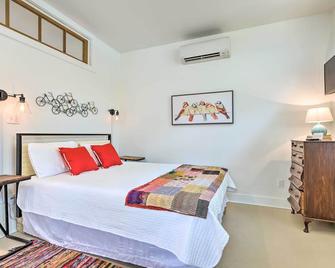 Walk to Beach from Chic Old Town Apartment with Yard - Bay Saint Louis - Phòng ngủ