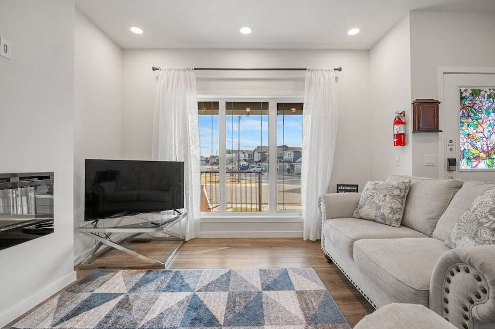 Family-Friendly 3br: Rockies Fun & Cochrane Charm - Cochrane - Sala de estar