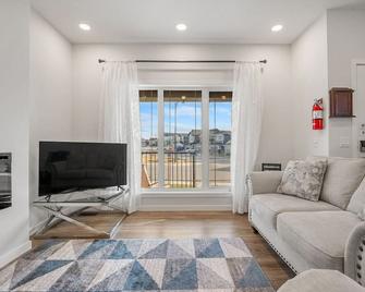 Family-Friendly 3br: Rockies Fun & Cochrane Charm - Cochrane - Huiskamer