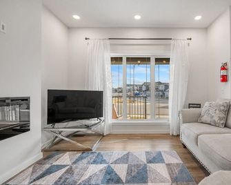 Family-Friendly 3br: Rockies Fun & Cochrane Charm - Cochrane - Sala de estar