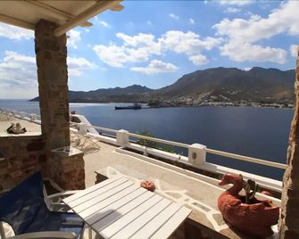 Niovi Studios - Serifos - Balcón