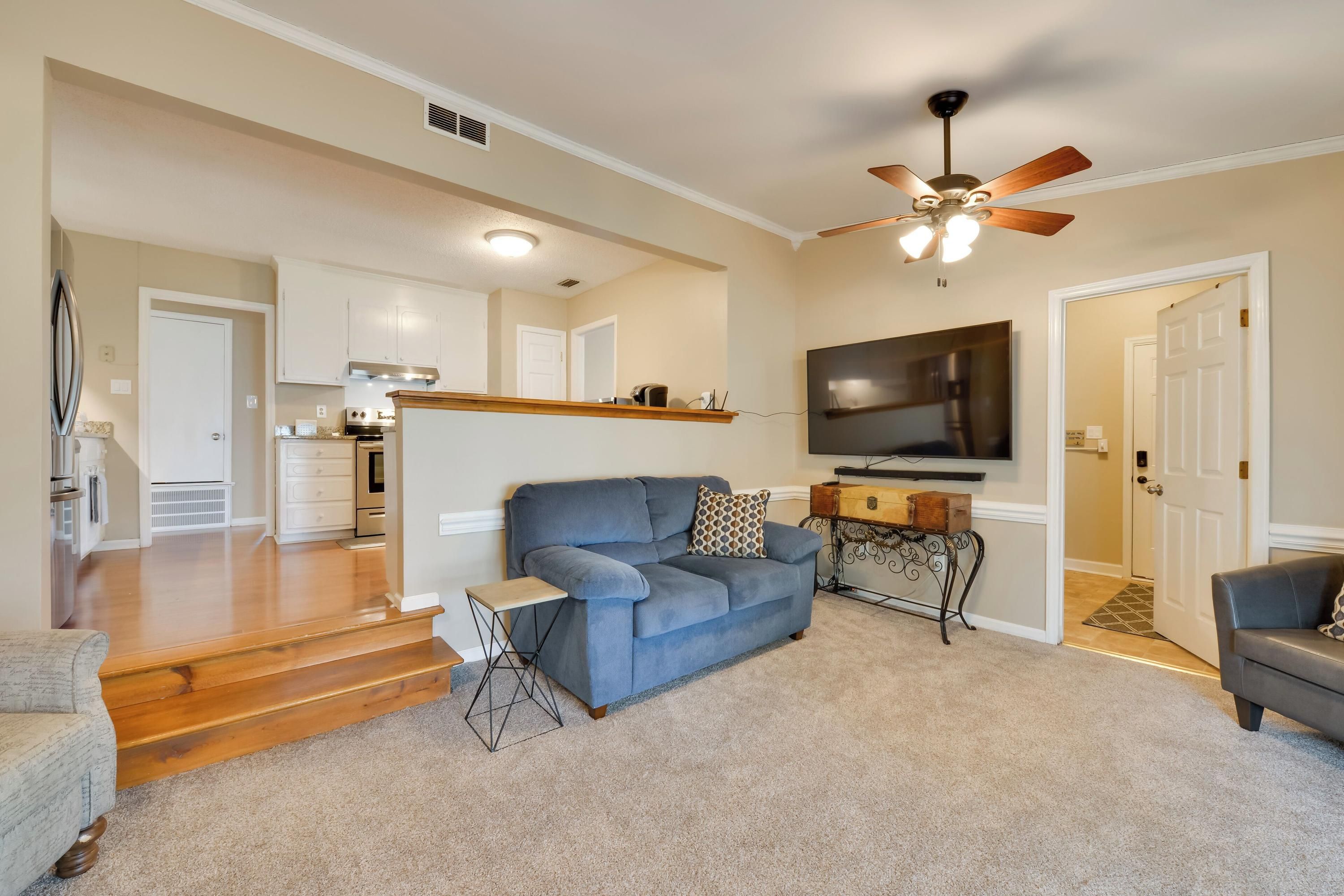 Cozy Home w/ Fenced Yard 1 Mi Downtown Matthews! - Matthews - Wohnzimmer