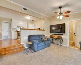 Cozy Home w/ Fenced Yard 1 Mi Downtown Matthews! - Matthews - Huiskamer