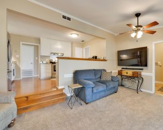 Cozy Home w/ Fenced Yard 1 Mi Downtown Matthews! - Matthews - Wohnzimmer
