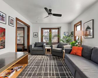 NordEast Escape/Hot Tub, Bocce court, Fooseball, Patio, Awesome location - Minneapólis - Sala de estar