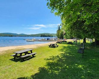 Charming Eagle Bay Cottage — 2 min walk to private Fourth Lake beach! - Eagle Bay