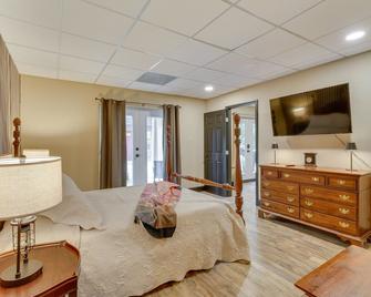 Pet-Friendly Hickory Vacation Rental with Fire Pit! - Hickory - Bedroom