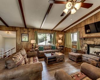 Pet Friendly Grizzly Blair Lodge Cabin - Groveland - Salon