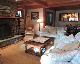 Kamp Krieger - Sunapee - Living room