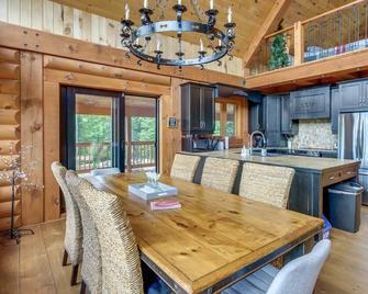 Chalet Belle Cordélia with Spa and AC - Rivière-Rouge - Essbereich