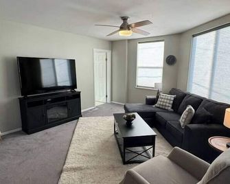 Historical Downtown Flat - Lakeview - Sala de estar