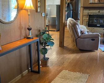 New! The Cabin On Ramp Road - Greers Ferry - Living room