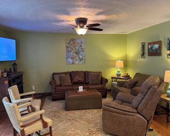Family friendly 12 bed, Serene small town Louisa. Cozy with wifi, AC & farm life - Louisa - Living room