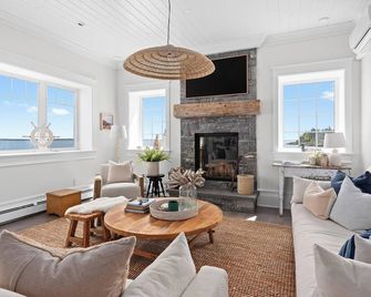 Stilleven: A Luxury Oceanfront Escape with Panoramic Sea Views - Lunenburg - Living room