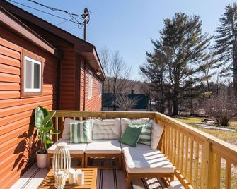 Chic Catskills Cabin w/ Fireplace, Firepit, 30min to Ski Big Bear Resort. - Cochecton - Balkon