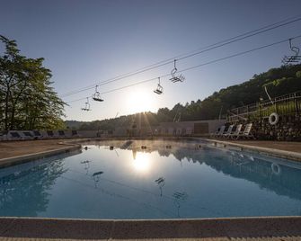 Ski/MTB/Golf Condo (#133) - Slope side | Slope & Resort valley views | Vaulted ceilings! - Basye - Piscina