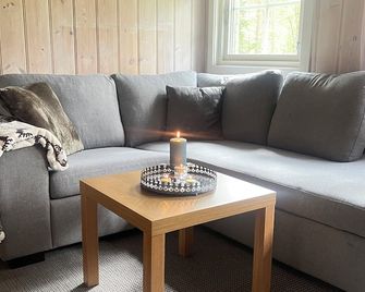 2 Bedroom Stunning Home in Kirkenaer - Kirkenær - Sala de estar