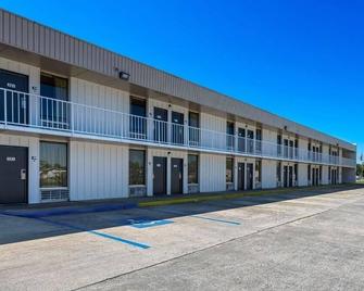 Affordable Stay Complete with Pool and Complimentary Parking - Hamilton - Building