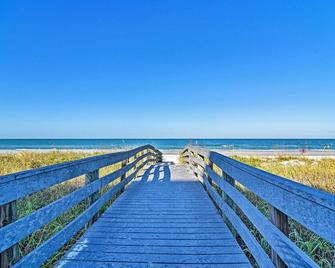 Bayfront Clearwater Beach Condo with Pool Access! - Clearwater - Playa