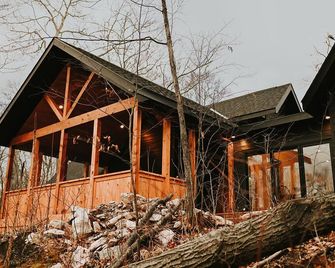 The Black Diamond Lodge - Calabogie - Building